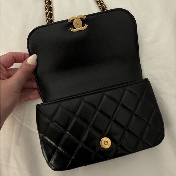 CHANEL 🖤 23A Black Shiny Leather Phone Holder on a Chain - Picture 7 of 15